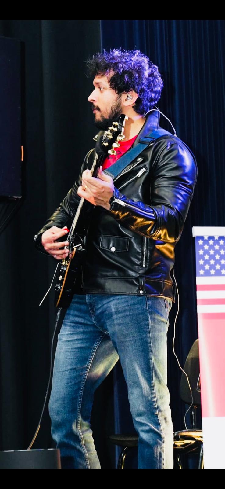 Glen Fernandez performing live