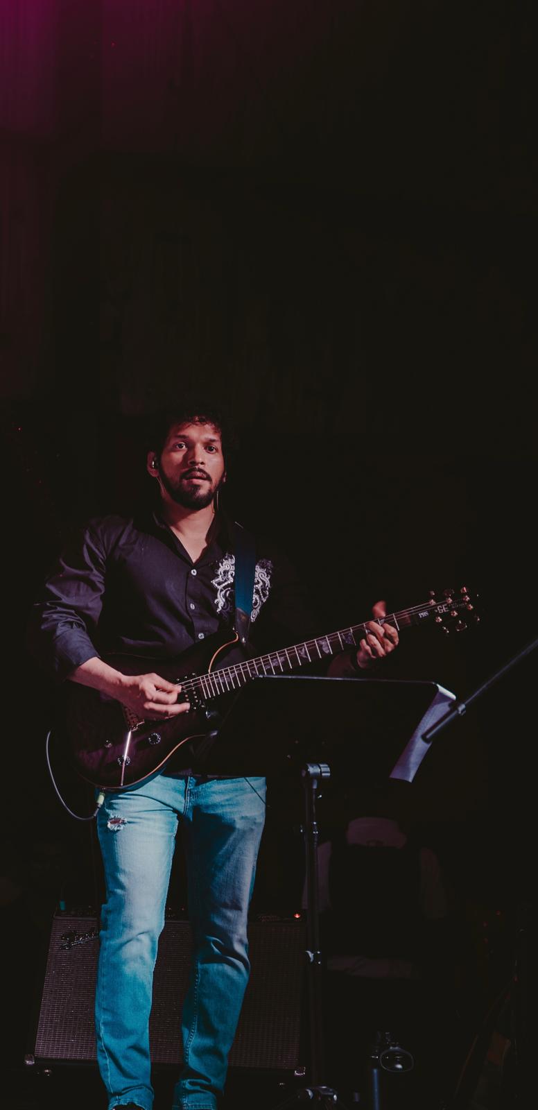 Glen Fernandez live close-up